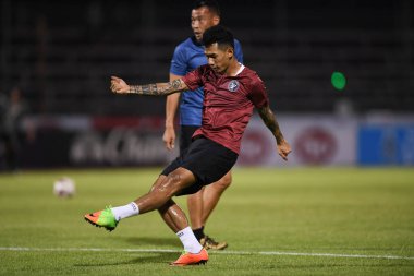 BANGPLEE, SAMUTPRAKAN, THAILAND-10 NOVEMBER 2021: Samutprakan şehri ile Tayland 'daki samutprakan Stadyumu' nda birleşen Muangthong arasındaki 2021 yılında Chaiwat Buran # 26 samutprakan şehrinin oyuncusu