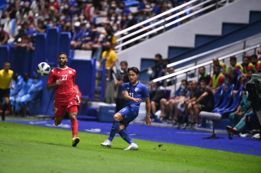 Pathumthani, Tayland - 31 Mayıs 2022: Tayland 'ın Bahreyn Stadyumu' nda oynanan dostluk maçı sırasında Tayland 'ın 21 numaralı Peerapat Notechaiya oyuncusu