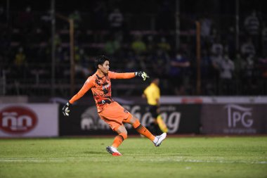 BANGPLEE, SAMUTPRAKAN, THAILAND-10 Kasım 2021: Samutprakan şehri ile Tayland samutprakan Stadyumu 'nda birleşmiş Muangthong maçı sırasında Samutprakan şehri arasında samutprakan şehri oyuncusu