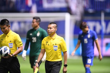 PATHUMTHANI, THAILAND -31 Mayıs 2022: Tayland ile Bahreyn arasındaki dostluk maçı sırasında Apichit Nophuan Asistan hakem