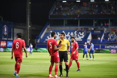 Pathumthani - Tayland, 31 Mayıs 2022: Tayland ile Tayland arasında Bg Stadyumu 'nda oynanan dostluk maçında Songkran Bunmeekiart hakemi