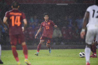 Chiangmai, Tayland - 25 Eylül 2022: Channarong Promsrikaew # 23 Tayland Kupası sırasında 700 yıllık stadyumda Malezya 'ya karşı oynandı. 