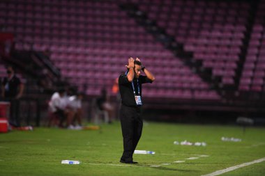 Nonthaburi-thailand-12SEP2021 POPPRASERT Chonburi FC 'nin koçu 2021 yılındaki muangthong maçında Thunderdome Stadyumu, Tayland' daki Chonburi Fc 'e karşı.