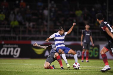 Bangplee-Samutprakan-10NOV2021: YUTHAPICHAI LERTLAM # 21 Samutprakan şehri ile Tayland samutprakan Stadyumu 'nda birleşen Muangthong maçı sırasında samutprakan şehrinin 21 numaralı oyuncusu