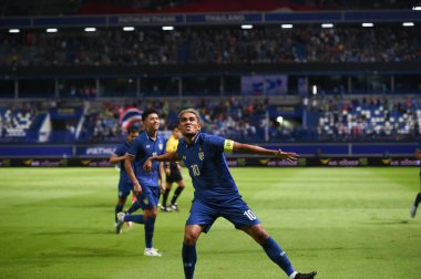 PATHUMTHANI, THAILAND -31 Mayıs 2022: Teerasil Dangda # 10, Tayland ile Bahreyn arasındaki Bg Stadyumu 'nda oynanan dostluk maçında gol için mutlu.