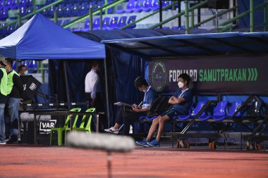 BANGPLEE, SAMUTPRAKAN, THAILAND-10 Kasım 2021: Samutprakan şehri ile Tayland samutprakan Stadyumu 'nda birleşmiş Muangthong maçı sırasında Samutprakan şehri arasında samutprakan şehri oyuncusu