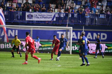 PATHUMTHANI, THAILAND -31 Mayıs 2022: Tayland ile Tayland arasındaki dostluk maçı sırasında Tayland 'ın 14 numaralı patompon Charoenrattanapirom