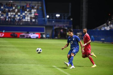 Pathumthani, Tayland - 31 Mayıs 2022: Tayland 'ın Bahreyn Stadyumu' nda oynanan dostluk maçı sırasında Tayland 'ın 21 numaralı Peerapat Notechaiya oyuncusu