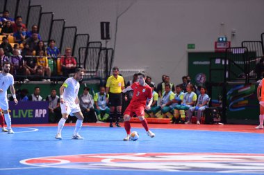 Bangkok, Tayland - 28 Nisan 2024: Tayland 'da Tayland' ın Bangkok Arena kentinde İran ile 2024 Asya Kupası 'nda Tayland' ın 3 numaralı oyuncusu