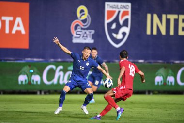 Pathumthani - Tayland - 31 Mayıs 2022: Tayland ile Tayland arasındaki dostluk maçı sırasında Tayland 'ın Bg Stadyumu' nda Bahreyn 'e karşı Patompon Charoenrattanapirom # 14 Tayland Oyuncusu