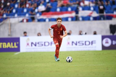 Chiangmai, Tayland 25 Eylül 2022: Tayland ile Malezya arasındaki 700 yıllık stadyumda oynanan Kral Kupası 'nda Tayland' ın 3 numaralı oyuncusunun oynadığı Theerathon Bunmathan