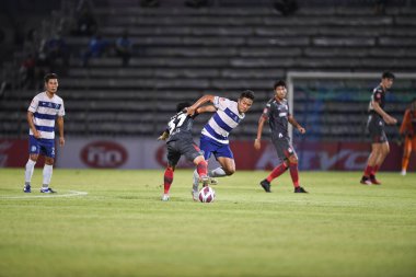 BANGPLEE, SAMUTPRAKAN, THAILAND-10 Kasım 2021: Samutprakan şehri ile Tayland samutprakan Stadyumu 'nda birleşmiş Muangthong maçı sırasında Samutprakan şehri arasında samutprakan şehri oyuncusu