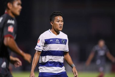 BANGPLEE, SAMUTPRAKAN, THAILAND-10 Kasım 2021: Samutprakan şehri ile Tayland samutprakan Stadyumu 'nda birleşmiş Muangthong maçı sırasında Samutprakan şehri arasında samutprakan şehri oyuncusu