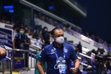 THANABURI, PATHUMTHANI, THAILAND - 6 Kasım 2021: Newin chidchob, 2021 BGPU ile Tayland 'ın başkenti Leo Stadyumu' ndaki Buriram 'da defnedilmesine karşı yapılan Bailague2021 operasyonunda birleşti.