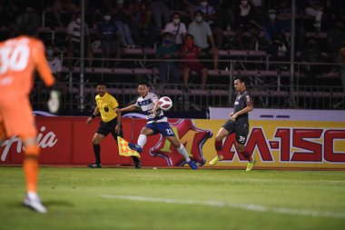 Bangplee-Samutprakan-10NOV2021: Samutprakan şehri ile Tayland 'daki samutprakan Stadyumu' nda birleşmiş Muangthong maçında Samutprakan şehrinin 28 numaralı samutprakan oyuncusu