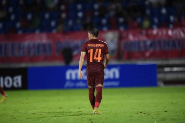 Chiangmai, Tayland - 25 Eylül 2022: Patompon Charoenrattanapirom # 14 Tayland Kupası 'nda Tayland ile Malezya arasında 700 yıllık stadyumda oynanan karşılaşma sırasında 