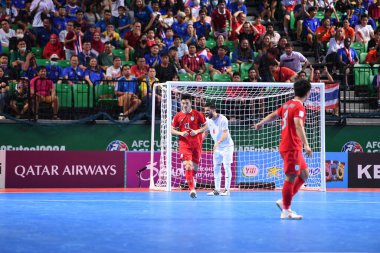 Bangkok, Tayland - 28 Nisan 2024: Therdsak Charoenphong # 13 Tayland Oyuncusu 2024 Asya Kupası sırasında Tayland 'ın Bangkok Arena kentinde oynanan maçta