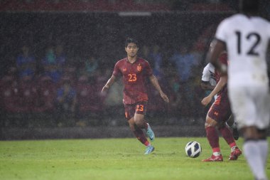 Chiangmai, Tayland - 25 Eylül 2022: Channarong Promsrikaew # 23 Tayland Kupası sırasında 700 yıllık stadyumda Malezya 'ya karşı oynandı. 