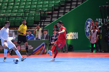 Bangkok, Tayland - 28 Nisan 2024: Jirawat Sornwichian # 6 Tayland Oyuncusu 2024 Asya Kupası sırasında Tayland 'ın Bangkok Arena kentinde oynanan maçta