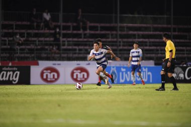 Bangplee, Samutprakan - 10 Kasım 2021: Samutprakan şehri ile samutprakan Stadyumu 'nda birleşen Muangthong maçında Samutprakan şehrinin 6 numaralı samutprakan oyuncusu 