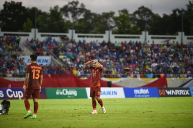 Chiangmai, Tayland - 25 Eylül 2022: Suphanat Mueanta # 17 Tayland Oyuncusu Tayland Krallar Kupası sırasında 700 yıllık stadyumda Malezya 'ya karşı savaşıyor  