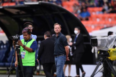 Chiangmai, Tayland - 25 Eylül 2022: Tayland 'ın 700 yıllık stadyumunda Tayland ile Malezya arasında oynanan kupa maçında Mano Poking baş antrenörü