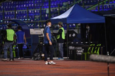 BANGPLEE, SAMUTPRAKAN, THAILAND-10 NOVEMBER 2021: Samutprakan şehri ile Tayland 'daki samutprakan stadyumunda birleşen Muangthakan şehri arasındaki 2021 yılının Masatada Ishii baş antrenörü