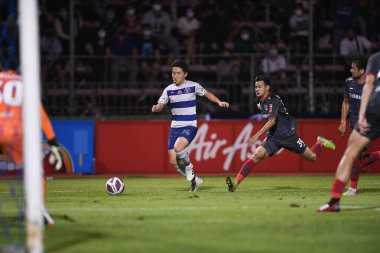 Bangplee-Samutprakan-10NOV2021: Samutprakan şehri ile Tayland samutprakan Stadyumu 'ndaki Muangthong maçında Samutprakan şehrinin 14 numaralı samutprakan oyuncusu