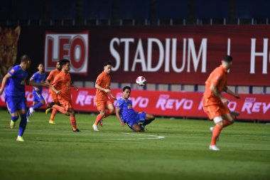 THANABURI, PATHUMTHANI, THAILAND - 6 Kasım 2021: Teerasil dangda # 10 bg pathum oyuncusu Bailague2021 sırasında bgpu ile Tayland 'ın başkenti Leo Stadyumu' nda defnedilmesi arasında