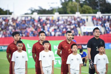 Chiangmai - Tayland, 25 Eylül 2022: Tayland Kral Kupası 'nda Tayland' ın 700 yıllık stadyumunda oynanan maçta oynayan oyuncu