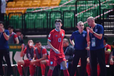 Bangkok, Tayland - 28 Nisan 2024: Therdsak Charoenphong # 13 Tayland Oyuncusu 2024 Asya Kupası sırasında Tayland 'ın Bangkok Arena kentinde oynanan maçta