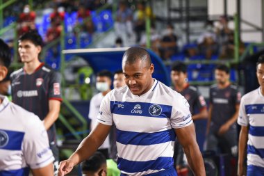 BANGPLEE, SAMUTPRAKAN, THAILAND-10 NOVEMBER 2021: Samutprakan şehri ile Tayland 'daki samutprakan stadyumunda birleşen Muangthakan şehri arasındaki samutprakan şehrinin 10 numaralı oyuncusu