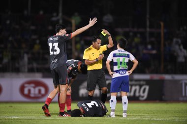 BANGPLEE, SAMUTPRAKAN, THAILAND-10 Kasım 2021: Samutprakan şehri ile Tayland samutprakan Stadyumu 'nda birleşmiş Muangthong maçı sırasında Samutprakan şehri arasında samutprakan şehri oyuncusu