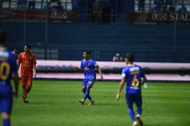 THANABURI, PATHUMTHANI, THAILAND - 6 Kasım 2021: Chenrop sampaodee # 19 bg pathum oyuncusu 2021 yılındaki BGPu maçı sırasında Tayland 'daki Leo Stadyumu' nda Buriram 'a karşı