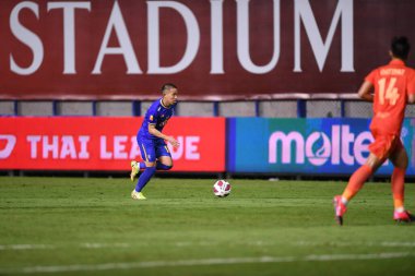 THanyaburi, PATHUMTHANI, THAILAND - 6 Kasım 2021: Patompon charoenrattanapirom # 18 bg pathum oyuncusu BGPu ile Tayland 'daki Leo Stadyumu' nda defnedilme maçı sırasında