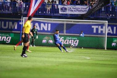 Pathumthani - Tayland, 31 Mayıs 2022: Phitiwat Sookjitthammakul # 16 Tayland ile Bahreyn arasında Bg Stadyumu 'nda oynanan dostluk maçı sırasında