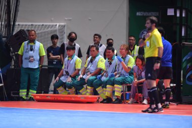 Bangkok, Tayland - 28 Nisan 2024: Tayland 'daki Bangkok Arena' da İran 'a karşı 2024 Asya Kupası sırasında ilk yardım ekibi harekete geçti