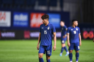 PATHUMTHANI, THAILAND -31 Mayıs 2022: Tayland ile Tayland arasındaki dostluk maçı sırasında Tayland 'ın Bg Stadyumu' nda bahreyn 'e karşı oynanan 15 numaralı Tanaboon Kesarat
