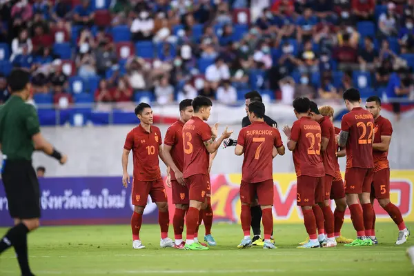 Chiangmai - Tayland, 25 Eylül 2022: Tayland Kral Kupası 'nda Tayland' ın 700 yıllık stadyumunda oynanan maçta oynayan oyuncu