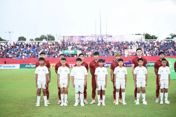 Chiangmai, Tayland - 25 Eylül 2022: Tayland Krallar Kupası sırasında 700 yıllık stadyumda Malezya 'ya karşı oynayanlar