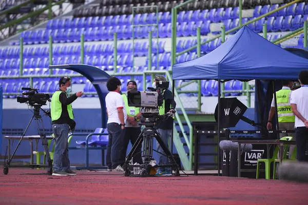 BANGPLEE, SAMUTPRAKAN, THAILAND-10 Kasım 2021: Samutprakan şehri ile Tayland 'daki samutprakan Stadyumu' nda birleşmiş Muangthong maçı sırasında takım yayını