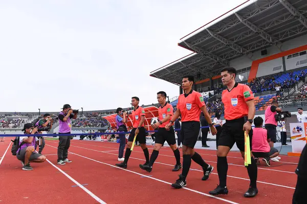Sisaket-Tayland-27 Mayıs 2022: Tayland ile Tayland arasındaki dostluk maçı sırasında Tayland 'ın başkenti Tayland' da bulunan Sisaket 'in sahasında Türkmenistan maçında hakem takımı