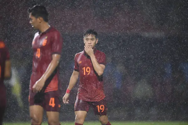 Chiangmai, Tayland - 25 Eylül 2022: Picha Autra # 19 Tayland Kupası 'nda 700 yıllık stadyumda Malezya' ya karşı oynanan maçta 