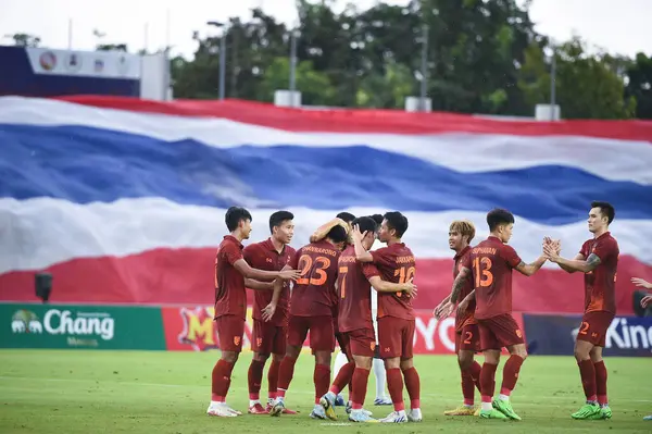Chiangmai, Tayland - 25 Eylül 2022: Tayland Krallar Kupası sırasında 700 yıllık stadyumda Malezya 'ya karşı oynayanlar