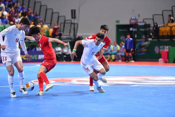 Bangkok, Tayland - 28 Nisan 2024: Mahdi Karimi # 11 İran Oyuncusu 2024 Asya Kupası sırasında Tayland 'ın Bangkok Arena kentinde