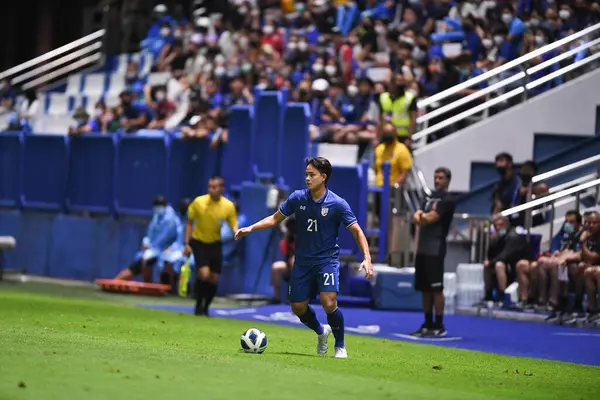 Pathumthani - Tayland, 31 Mayıs 2022: Tayland ile Tayland arasındaki dostluk maçı sırasında Tayland 'ın Bg Stadyumu' nda oynanan Peerapat Notechaiya # 21