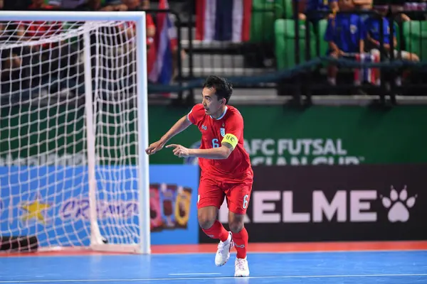 Bangkok, Tayland - 28 Nisan 2024: Jirawat Sornwichian # 6 Tayland Oyuncusu 2024 Asya Kupası sırasında Bangkok Arena 'da İran' a karşı 