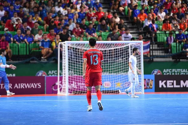 Bangkok, Tayland - 28 Nisan 2024: Therdsak Charoenphong # 13 Tayland Oyuncusu 2024 Asya Kupası sırasında Tayland 'ın Bangkok Arena kentinde oynanan maçta