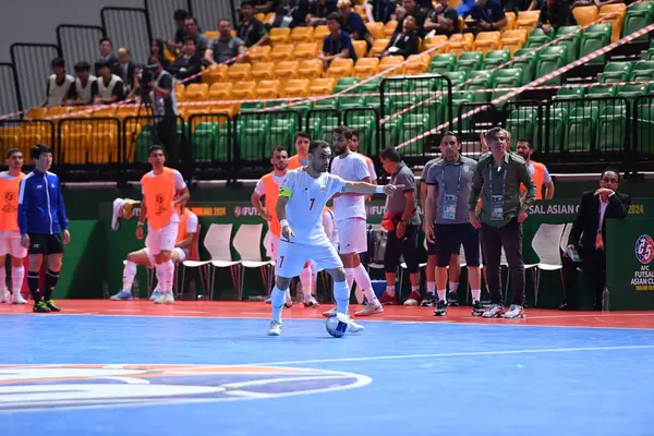 Bangkok, Tayland - 28 Nisan 2024: Ali Asghar Navlighe # 7 İran futbolcusu 2024 yılında Tayland 'ın Bangkok Arena kentinde İran ile karşı karşıya geldi.
