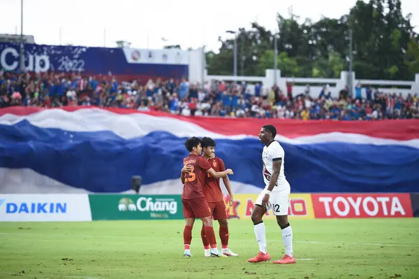 Chiangmai, Tayland - 25 Eylül 2022: Suphanat Mueanta # 17 Tayland Oyuncusu Tayland Krallar Kupası sırasında 700 yıllık stadyumda Malezya 'ya karşı savaşıyor  